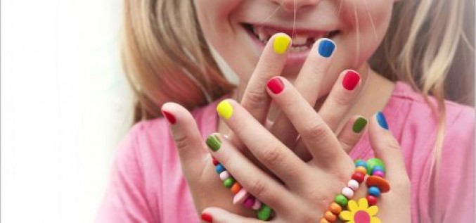 No cik gadiem bērnam drīkst atļaut krāsot nagus?